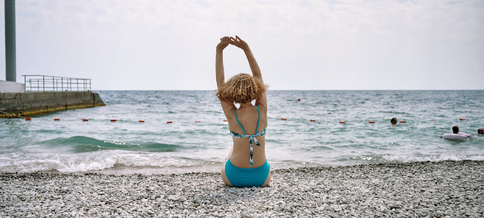 Собственный чистый благоустроенный пляж